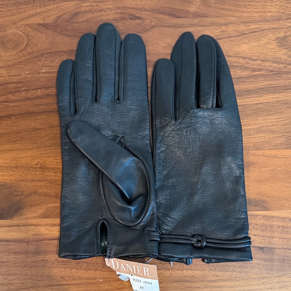 NWT Danier Women’s Black Leather Gloves